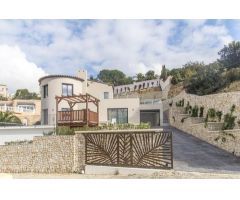 Villa reformada con piscina privada y garaje. SISK-T124