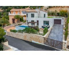 Villa reformada con piscina privada y garaje. SISK-T124