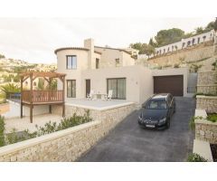 Villa reformada con piscina privada y garaje. SISK-T124