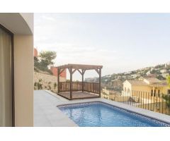Villa reformada con piscina privada y garaje. SISK-T124