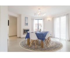 Villa reformada con piscina privada y garaje. SISK-T124