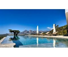 Moderna villa de lujo con vistas al mar y la montaña en Altea la Vella. SISK-T184