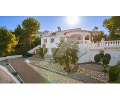 Exclusiva villa en venta en Moraira con impresionantes vistas abiertas.. SISK-T209