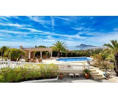 Chalet reformado con gran parcela y preciosas vistas al mar en Altea. SISK-T269