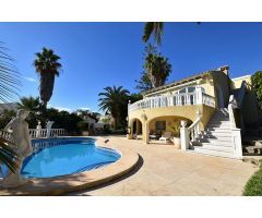 Villa con vistas al mar en venta en Moraira. SISK-T318