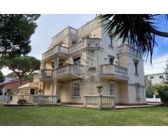villa en Venta en Castelldefels. UEBZ-T1385