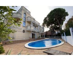 villa en Venta en Castelldefels. UEBZ-T1385
