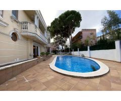 villa en Venta en Castelldefels. UEBZ-T1385