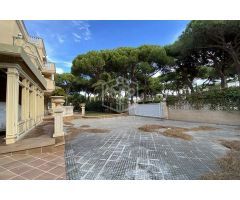 villa en Venta en Castelldefels. UEBZ-T1385