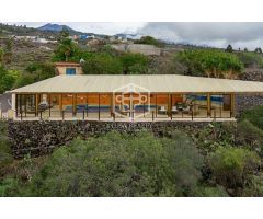villa en Venta en Guia De Isora. UEBZ-T996