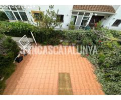 CASA ADOSADA ESQUINERA A LA VENTA EN CALAFELL