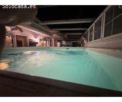 ENORME CASA CON PISCINA EN LA CIUDAD