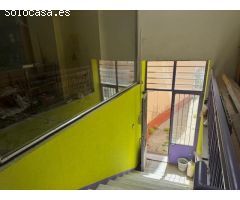 GRAN LOCAL COMERCIAL EN EL CENTRO CON SALIDA A DOS CALLES