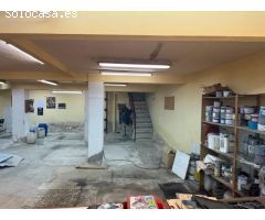 GRAN LOCAL COMERCIAL EN EL CENTRO CON SALIDA A DOS CALLES