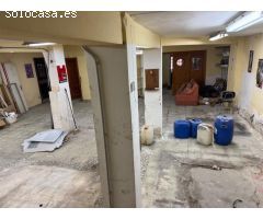 GRAN LOCAL COMERCIAL EN EL CENTRO CON SALIDA A DOS CALLES